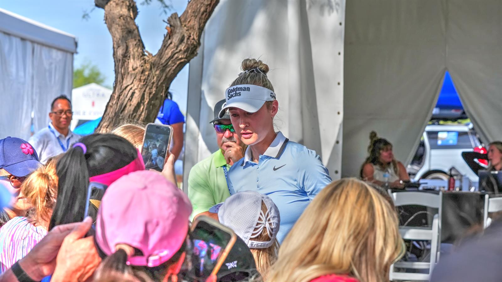 Nelly Korda signing autographs