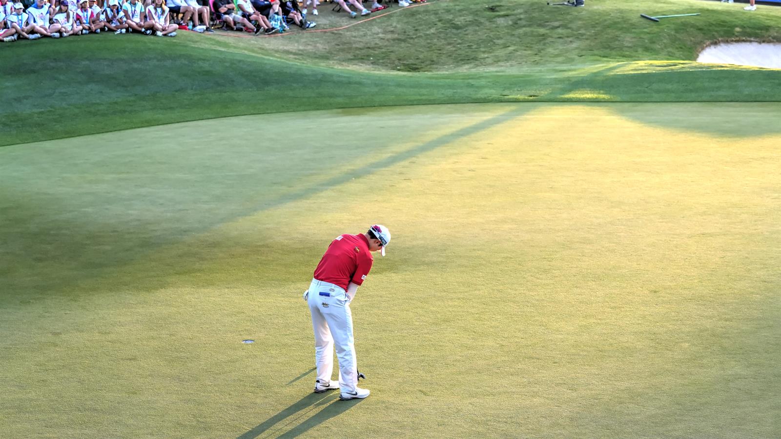 Hoo Joo Kim putting on 18